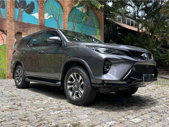 TOYOTA HILUX SW4 2.8 D-4D TURBO DIESEL SRX PLATINUM 7L 4X4 AUTOMÁTICO